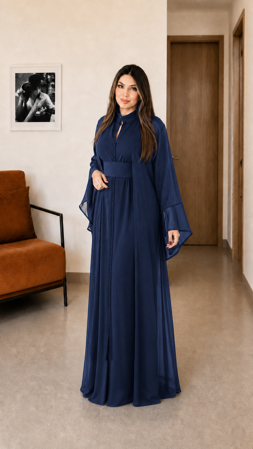 Envol, caftan deux pièces Doha Mode en crêpe et mousseline, coloris bleu marine