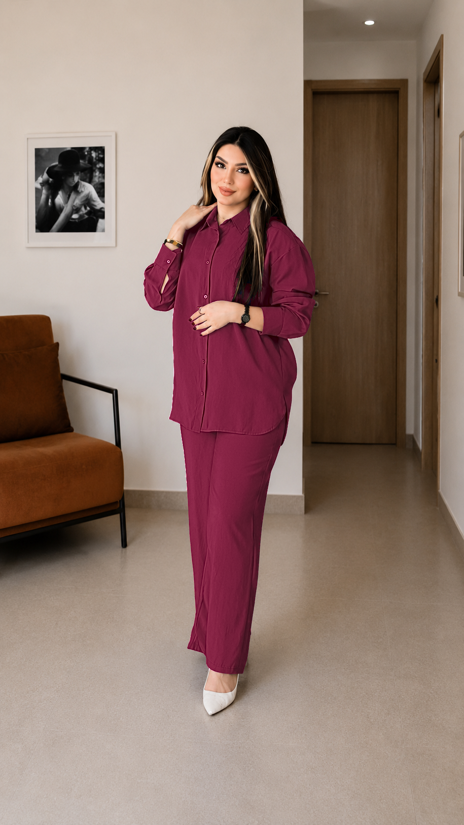Ensemble chemise et pantalon large Sérénité, coloris Bordeaux, porté de face