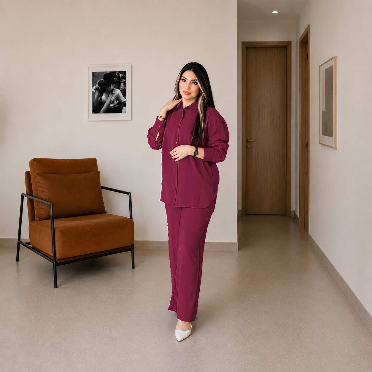 Ensemble chemise et pantalon large Sérénité, coloris Bordeaux, porté de face en intérieur