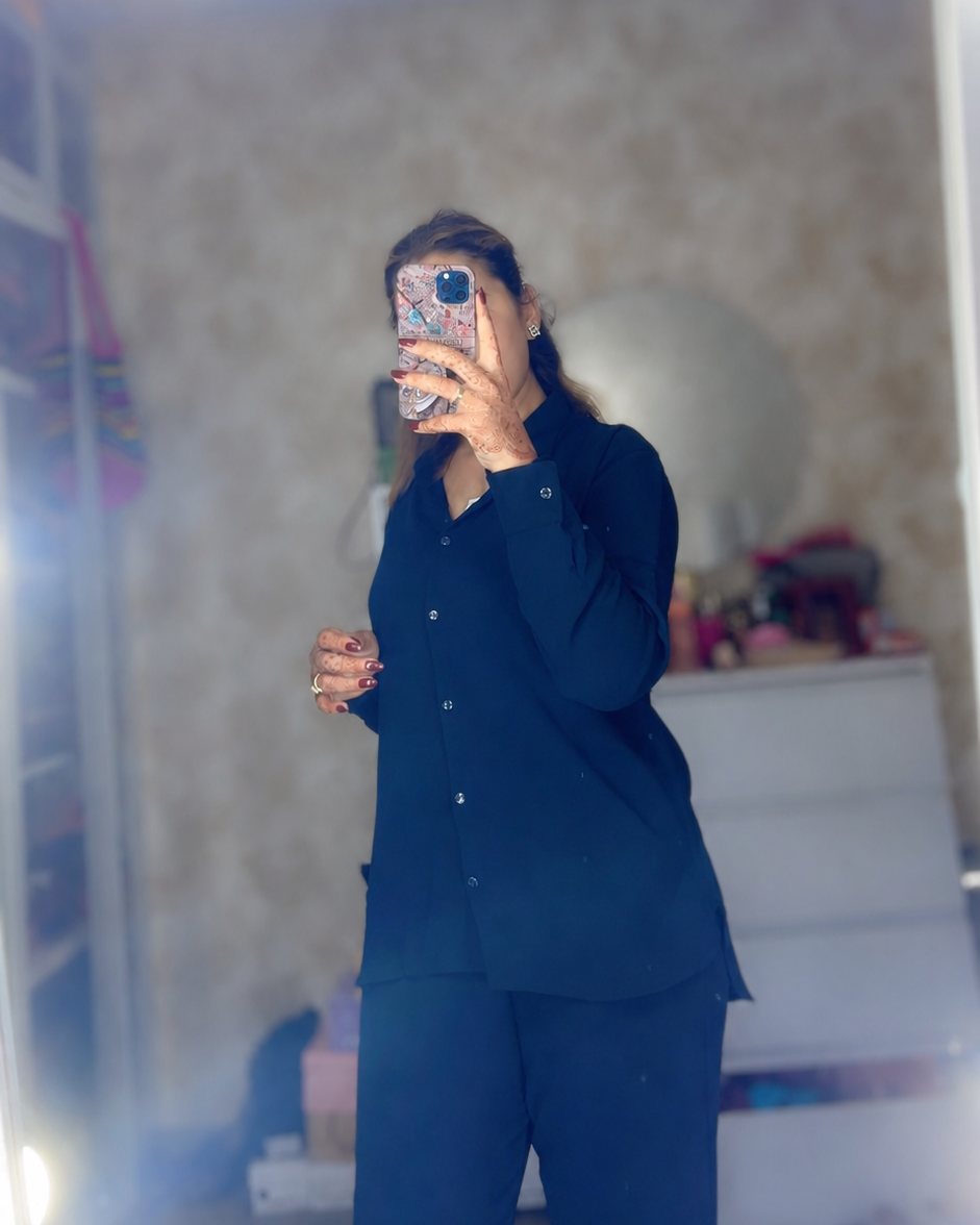Ensemble chemise et pantalon large Sérénité, coloris Bleu marine, porté de face en intérieur
