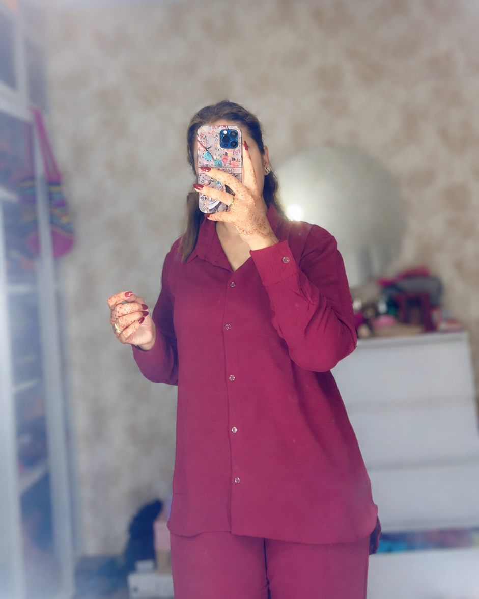 Ensemble chemise et pantalon large Sérénité, coloris Bordeaux, porté de face en intérieur