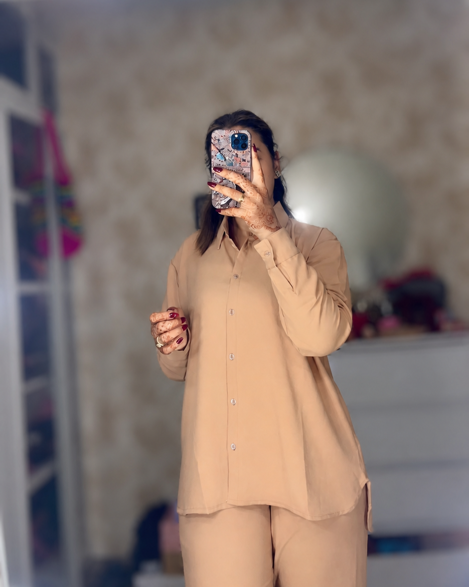 Ensemble chemise et pantalon large Sérénité, coloris Caramel, porté de face en intérieur