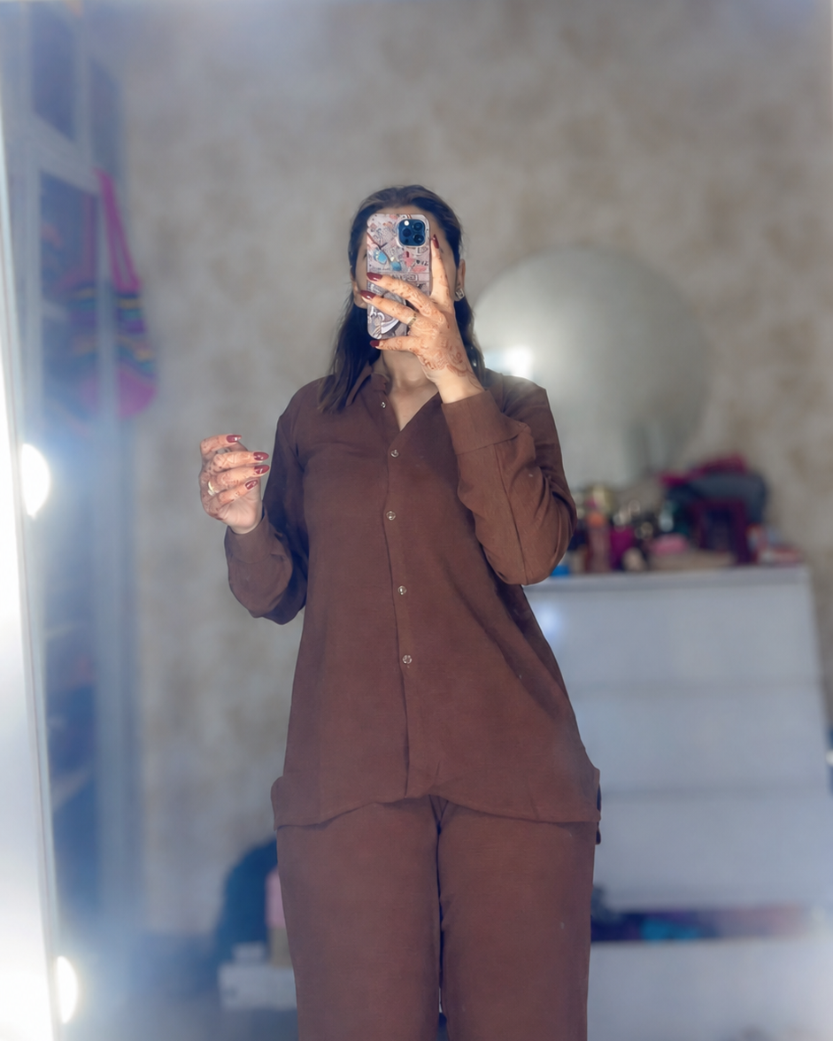 Ensemble chemise et pantalon large Sérénité, coloris Marron rouille, porté de face en intérieur