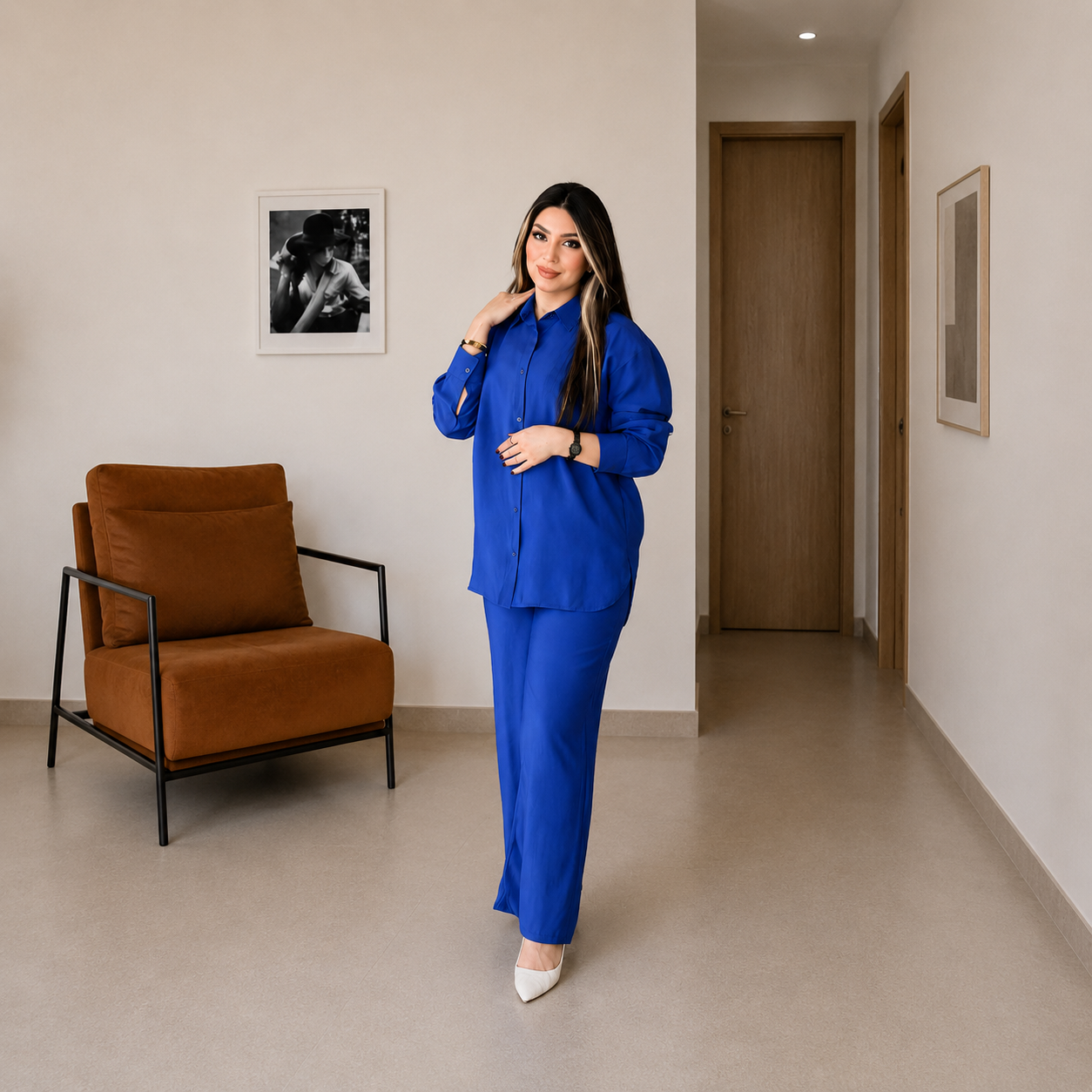 Ensemble chemise et pantalon large Sérénité, coloris Bleu roi, porté de face en intérieur