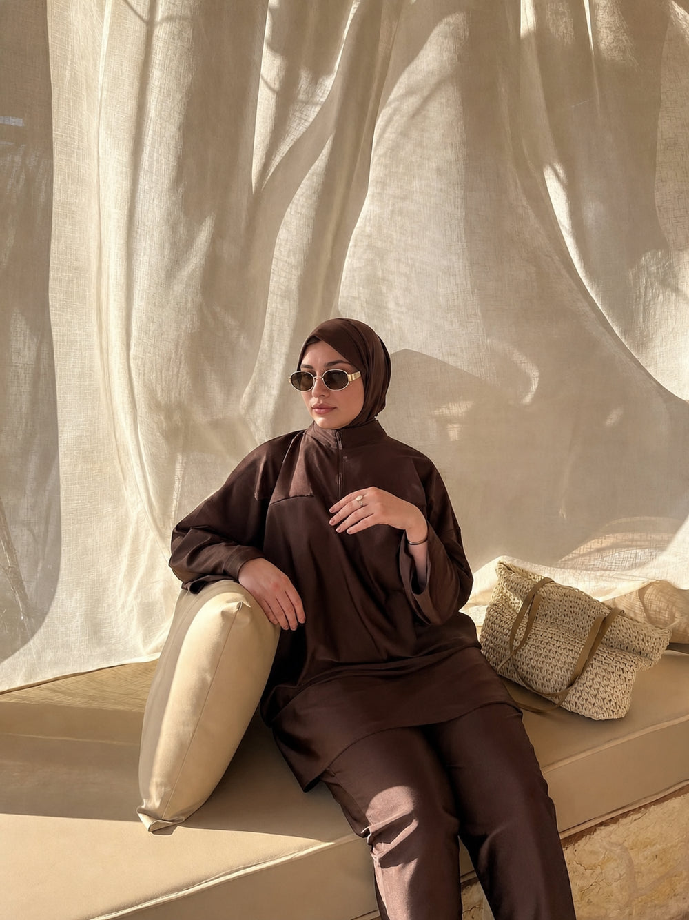 Ensemble en satin Brise porté, coloris Marron