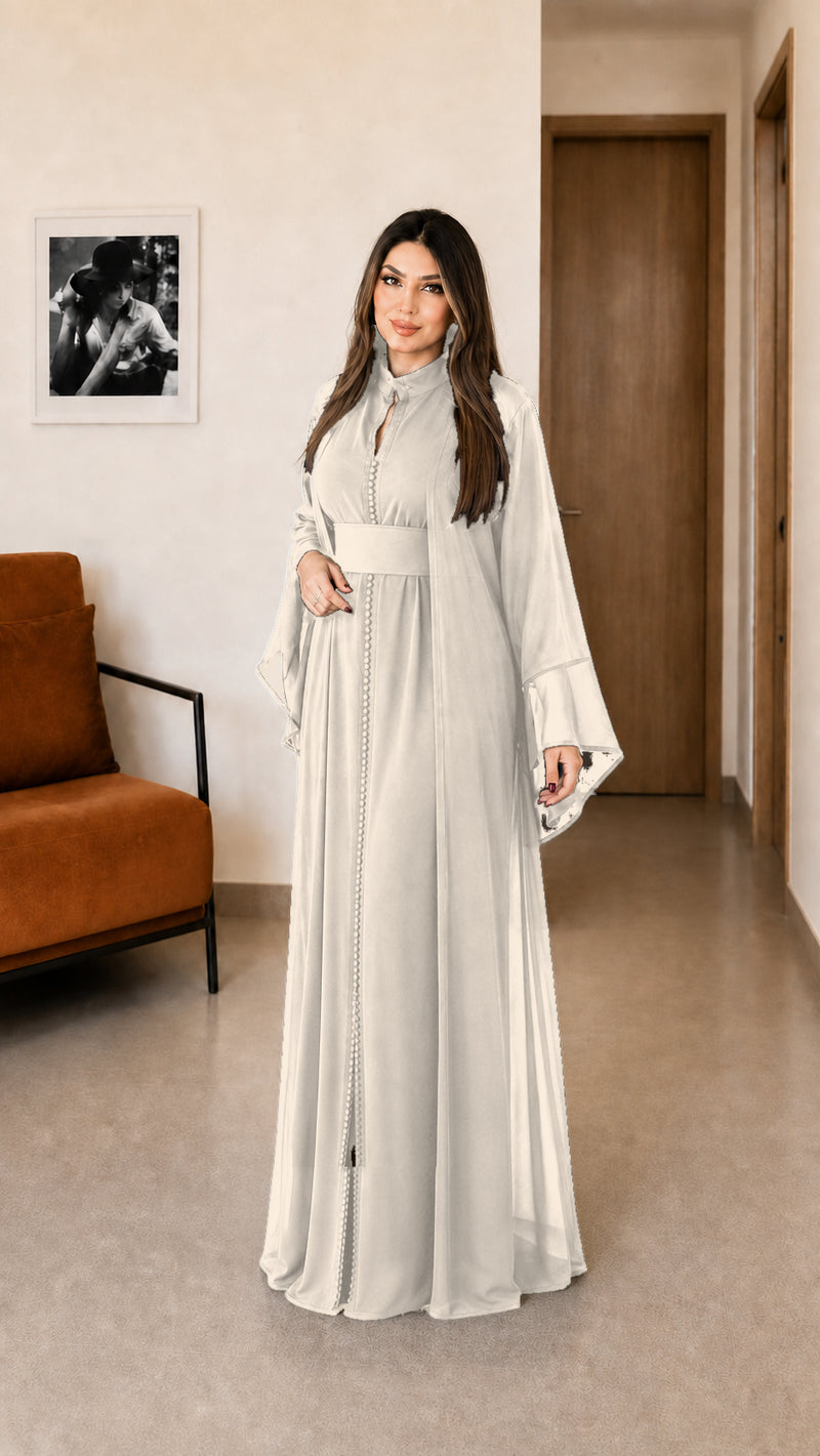 Envol, caftan deux pièces Doha Mode en crêpe et mousseline, coloris ivoire