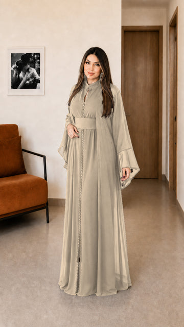 Envol, caftan deux pièces Doha Mode en crêpe et mousseline, coloris sable