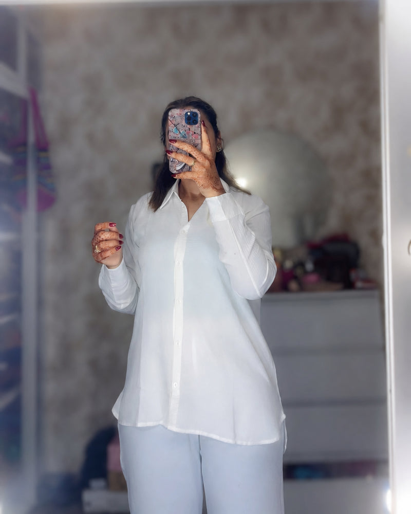 Ensemble chemise et pantalon large Sérénité, coloris Blanc, porté en intérieur