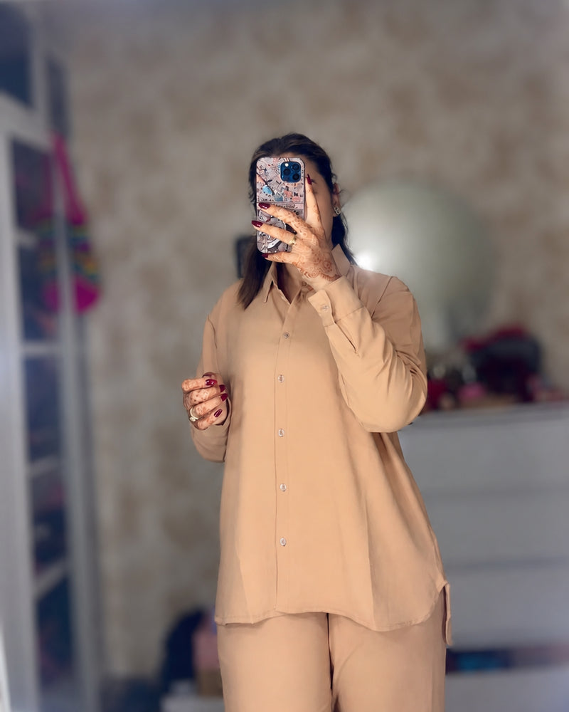 Ensemble chemise et pantalon large Sérénité, coloris Caramel, porté en intérieur