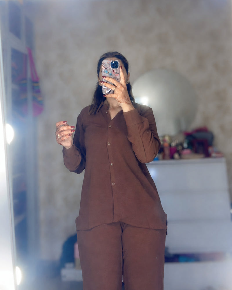 Ensemble chemise et pantalon large Sérénité, coloris Marron rouille, porté en intérieur